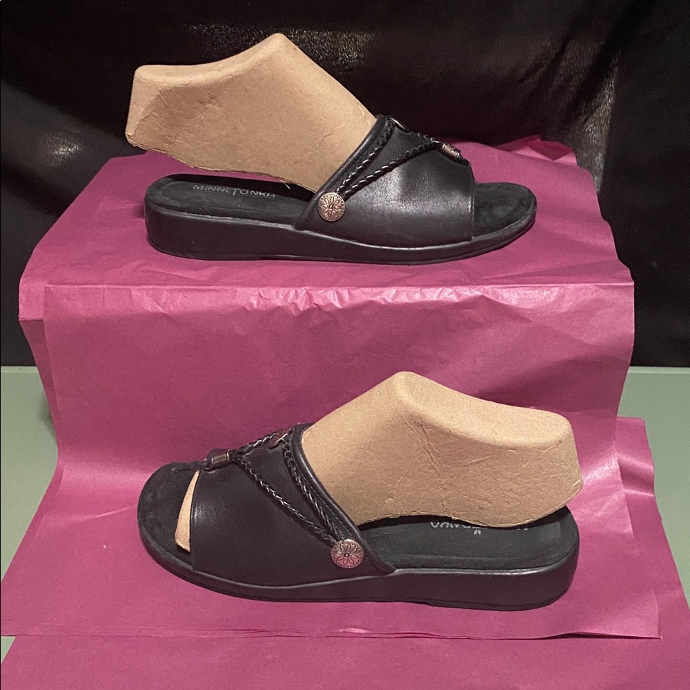 GUC Minnetonka Black Leather Silver conch detail Slide Sandals 8